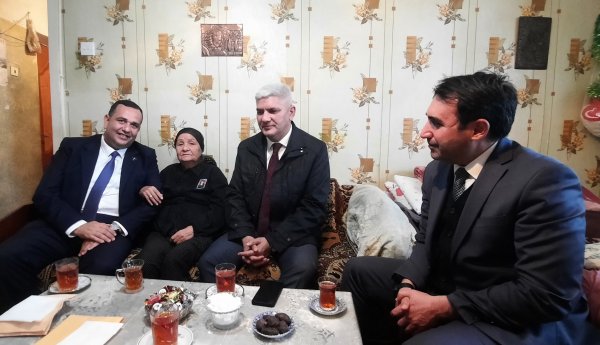 Sumqayıtda Əlaqələndirmə Mərkəzinin üzvləri şəhid anasını ziyarət etdi - FOTO