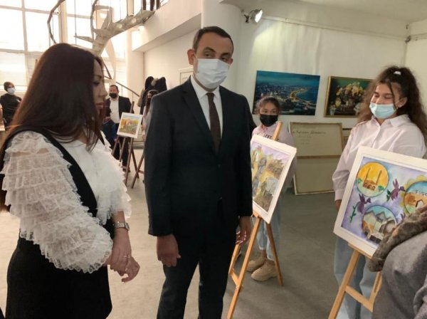 Sumqayıtda “Zəfər Gününün rəngləri” adlı rəsm sərgisi keçirilib - FOTOLAR Sumqayıtda “Zəfər Gününün rəngləri” adlı rəsm sərgisi keçirilib - FOTOLAR
