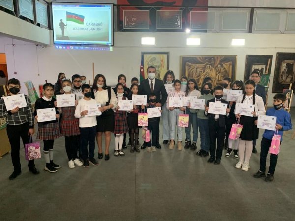 Sumqayıtda “Zəfər Gününün rəngləri” adlı rəsm sərgisi keçirilib - FOTOLAR Sumqayıtda “Zəfər Gününün rəngləri” adlı rəsm sərgisi keçirilib - FOTOLAR
