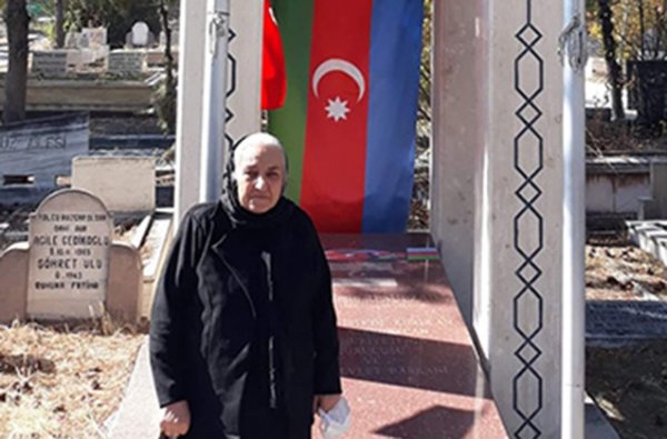 Polad Həşimovun anası Rəsulzadənin məzarını ziyarət etdi - FOTO Polad Həşimovun anası Rəsulzadənin məzarını ziyarət etdi - FOTO