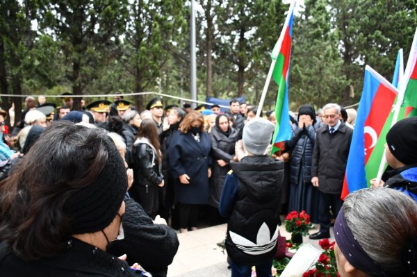 Deputat Hicran Hüseynova şəhidin anım mərasimində iştirak edib -FOTO