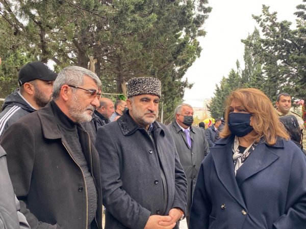 Deputat Hicran Hüseynova şəhidin anım mərasimində iştirak edib -FOTO