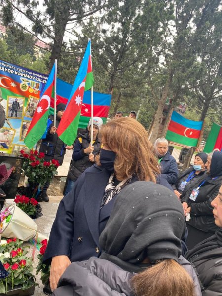 Deputat Hicran Hüseynova şəhidin anım mərasimində iştirak edib -FOTO