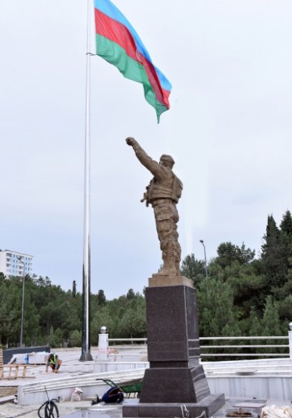 Zakir Fərəcov Sumqayıtın Şəhidlər xiyabanında aparılan təmir-bərpa işləri ilə tanış oldu -FOTO