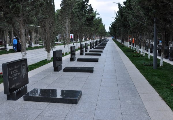 Zakir Fərəcov Sumqayıtın Şəhidlər xiyabanında aparılan təmir-bərpa işləri ilə tanış oldu -FOTO