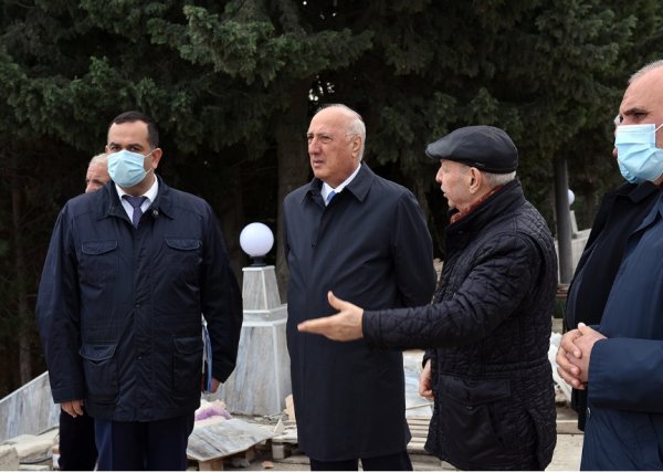 Zakir Fərəcov Sumqayıtın Şəhidlər xiyabanında aparılan təmir-bərpa işləri ilə tanış oldu -FOTO