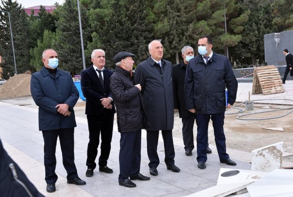 Zakir Fərəcov Sumqayıtın Şəhidlər xiyabanında aparılan təmir-bərpa işləri ilə tanış oldu -FOTO