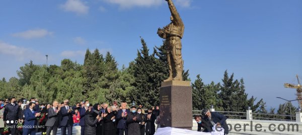 Sumqayıtda "Qalib əsgər" heykəlinin açılışı olub - FOTOLAR