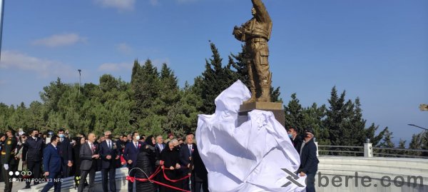 Sumqayıtda "Qalib əsgər" heykəlinin açılışı olub - FOTOLAR