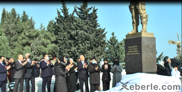 Sumqayıtda "Qalib əsgər" heykəlinin açılışı olub - FOTOLAR