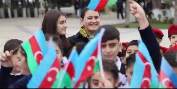Sumqayıtda fləşmob: 32 metrlik bayraqla yürüş edildi -FOTOLAR