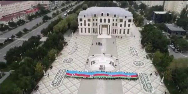 Sumqayıtda fləşmob: 32 metrlik bayraqla yürüş edildi -FOTOLAR
