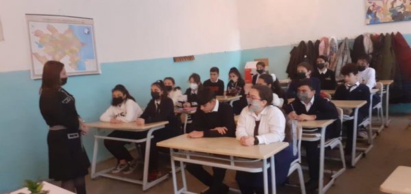Sumqayıt məktəblərində  “İnsan alverinin qarşısının alınması” mövzusunda dəyirmi masa təşkil olunub - FOTOLAR