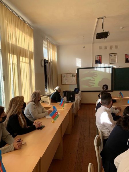 Sumqayıt məktəblərində  “İnsan alverinin qarşısının alınması” mövzusunda dəyirmi masa təşkil olunub - FOTOLAR