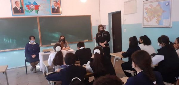 Sumqayıt məktəblərində  “İnsan alverinin qarşısının alınması” mövzusunda dəyirmi masa təşkil olunub - FOTOLAR