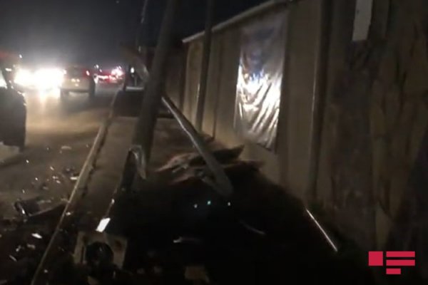 Sumqayıt istiqamətinə gələn avtomobil yoldan çıxaraq işıq dirəklərini aşırıb -FOTO