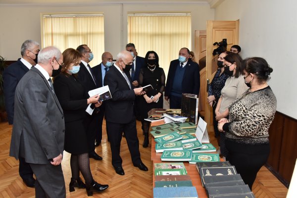 SDU-da “Nizami Gəncəvi ili” çərçivəsində kitab sərgisi təşkil olundu - FOTO
