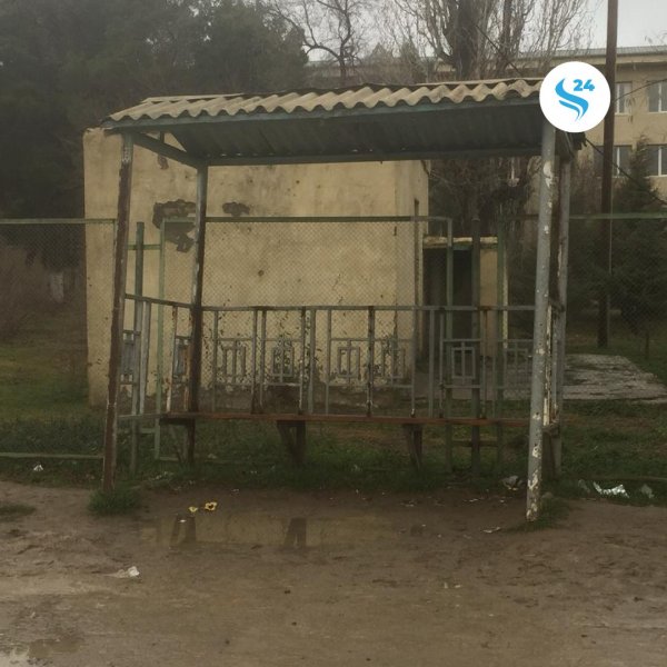 Hacı Zeynalabdin qəsəbəsində dağılmış yol  və dayanacaq - FOTO