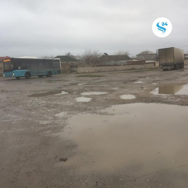 Hacı Zeynalabdin qəsəbəsində dağılmış yol  və dayanacaq - FOTO