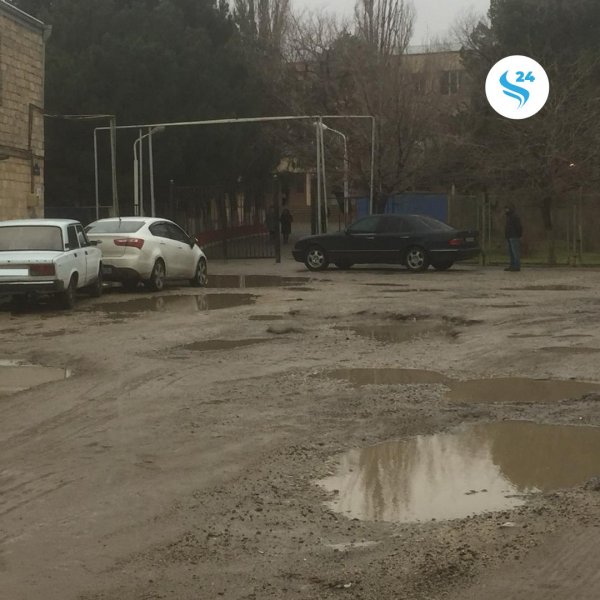 Hacı Zeynalabdin qəsəbəsində dağılmış yol  və dayanacaq - FOTO