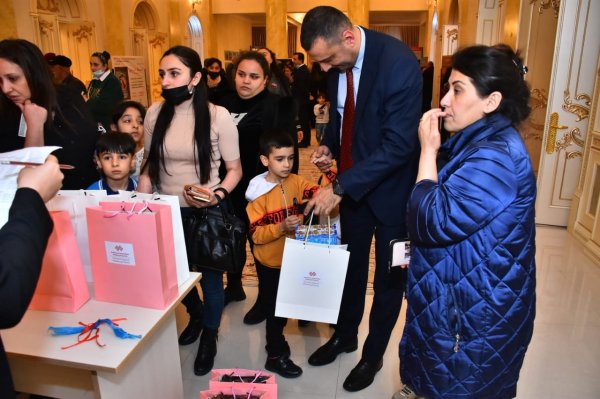 Sumqayıtda şəhid övladları əvvəlcə tamaşaya baxdılar, sonra isə hədiyyələrlə təltif edildilər - FOTOLAR