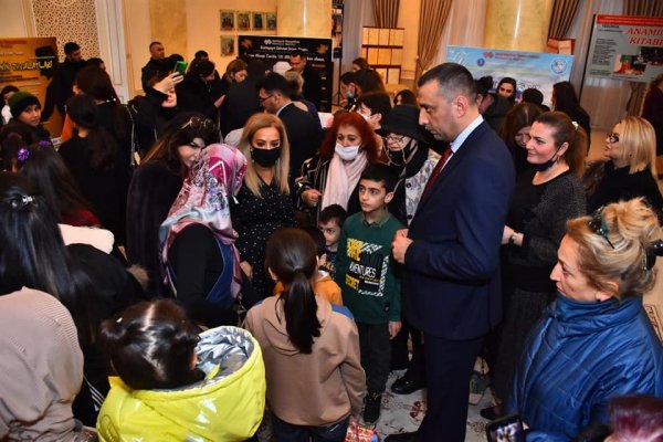 Sumqayıtda şəhid övladları əvvəlcə tamaşaya baxdılar, sonra isə hədiyyələrlə təltif edildilər - FOTOLAR