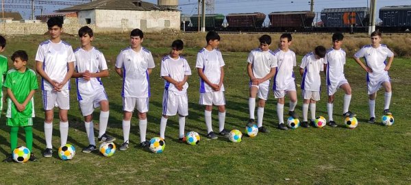 Deputat müraciət etdi, kənd uşaqlarına top və idman geyimləri verildi -FOTOLAR Deputat müraciət etdi, kənd uşaqlarına top və idman geyimləri verildi -FOTOLAR