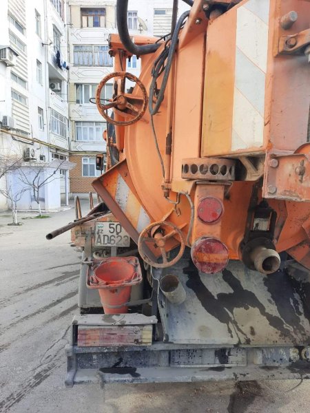 Sumqayıtda yaşayış binalarının kanalizasiya quyuları təmizlənir -FOTOLAR