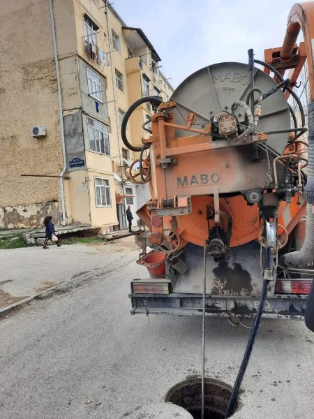 Sumqayıtda kanalizasiya quyularının çirkab tullantılarından təmizlənməsi prosesi davam edir -FOTOLAR