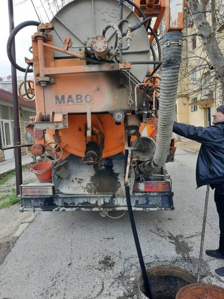 Sumqayıtda kanalizasiya quyularının çirkab tullantılarından təmizlənməsi prosesi davam edir -FOTOLAR