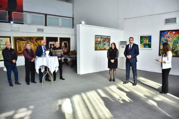 Sumqayıtda idarə rəisi rəssamları təltif etdi -FOTOLAR