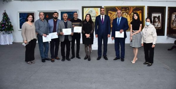 Sumqayıtda idarə rəisi rəssamları təltif etdi -FOTOLAR