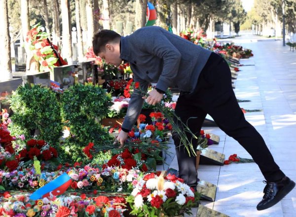 "Sumqayıt"ın yeni baş məşqçisi Şəhidlər Xiyabanını ziyarət edib -FOTOLAR