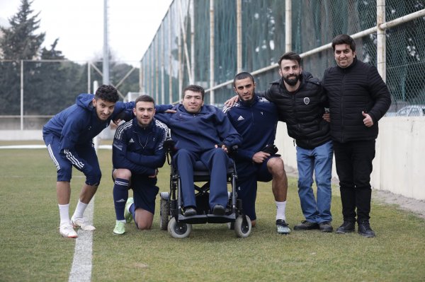 Sumqayıtlı yazıçı futbolçularla görüşüb - FOTOLAR