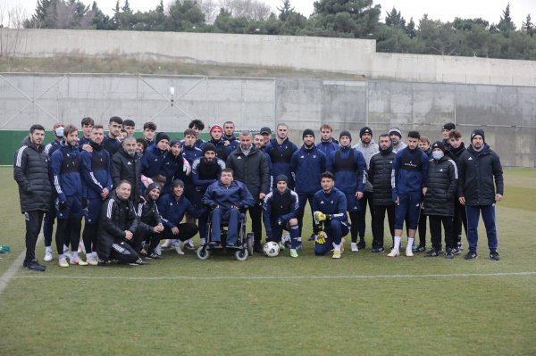 Sumqayıtlı yazıçı futbolçularla görüşüb - FOTOLAR Sumqayıtlı yazıçı futbolçularla görüşüb - FOTOLAR