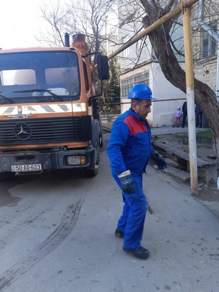 Sumqayıtda yaşayış binalarının zirzəmilərində yaranmış problemlər aradan qaldırılır - FOTO