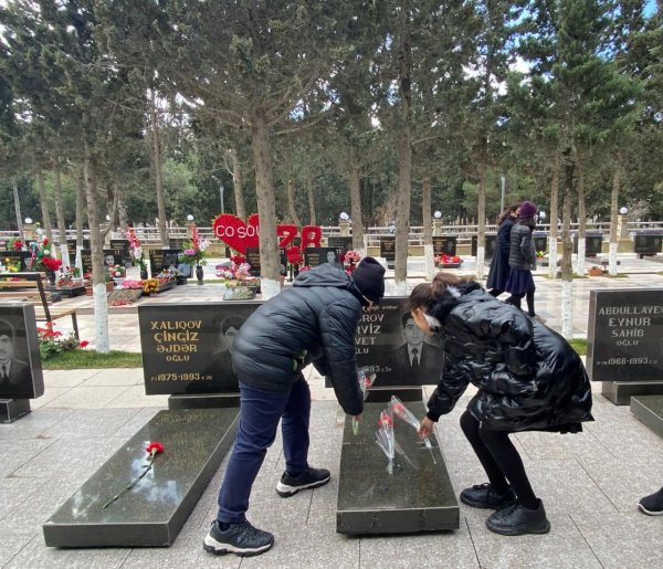  Sumqayıtda təhsil işçiləri və məktəblilər şəhidlərimizin xatirəsini anıblar - FOTO