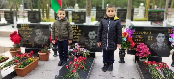  Sumqayıtda təhsil işçiləri və məktəblilər şəhidlərimizin xatirəsini anıblar - FOTO