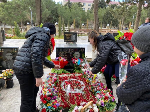  Sumqayıtda təhsil işçiləri və məktəblilər şəhidlərimizin xatirəsini anıblar - FOTO