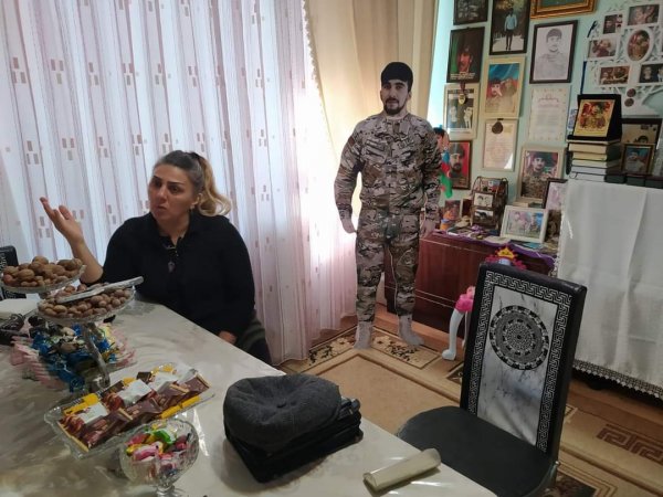 Qara Qarayev adına musiqi məktəbinin kollektivi şəhid ailəsini yad edib -FOTO