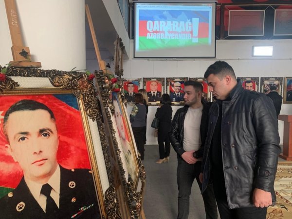 Sumqayıt Reabilitasiya Mərkəzində müalicə alan qazilər “Zirvəyə ucalanlar” sərgisi ilə tanış olublar - FOTOLAR