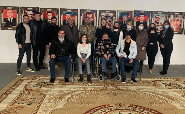 Sumqayıt Reabilitasiya Mərkəzində müalicə alan qazilər “Zirvəyə ucalanlar” sərgisi ilə tanış olublar - FOTOLAR