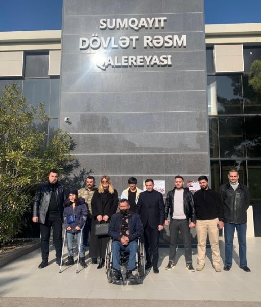 Sumqayıt Reabilitasiya Mərkəzində müalicə alan qazilər “Zirvəyə ucalanlar” sərgisi ilə tanış olublar - FOTOLAR