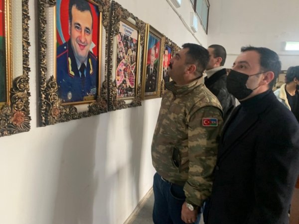Sumqayıt Reabilitasiya Mərkəzində müalicə alan qazilər “Zirvəyə ucalanlar” sərgisi ilə tanış olublar - FOTOLAR