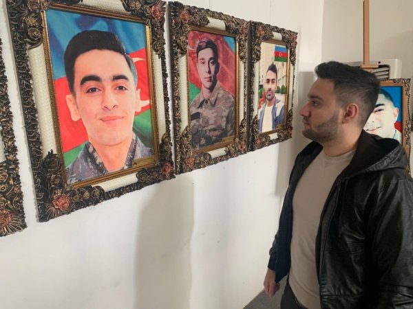 Sumqayıt Reabilitasiya Mərkəzində müalicə alan qazilər “Zirvəyə ucalanlar” sərgisi ilə tanış olublar - FOTOLAR