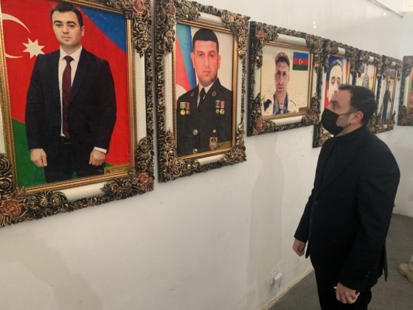 Sumqayıt Reabilitasiya Mərkəzində müalicə alan qazilər “Zirvəyə ucalanlar” sərgisi ilə tanış olublar - FOTOLAR