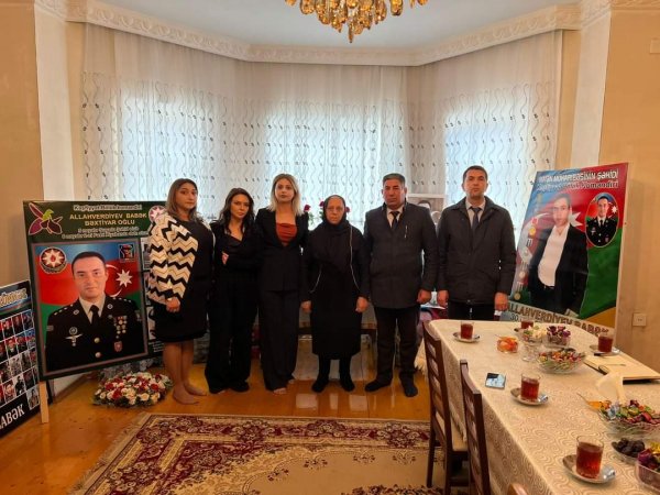 Abşeron rayon Mədəniyyət Mərkəzinin kollektivi tərəfindən qəhrəman ailəsi yad olunub Abşeron rayon Mədəniyyət Mərkəzinin kollektivi tərəfindən qəhrəman ailəsi yad olunub