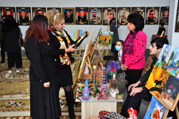 Sumqayıt Dövlət Rəsm Qalereyasında ‘‘Sərhədsiz incəsənət‘‘ adlı sərgi təşkil edilib - FOTOLAR