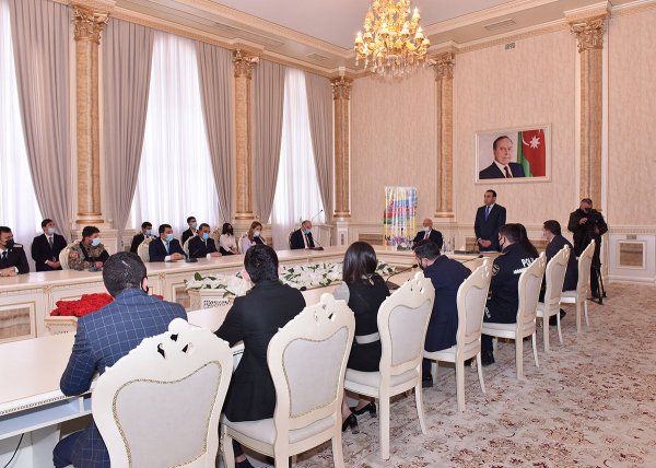 Sumqayıtın icra başçısı bir qrup gənci təltif edib - FOTOLAR