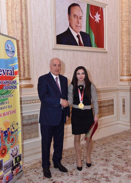 Sumqayıtın icra başçısı bir qrup gənci təltif edib - FOTOLAR